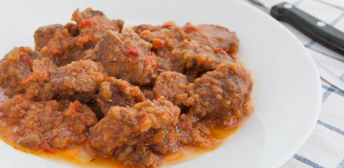 Carne con tomate. receta tradicional de ternera guisada con tomate