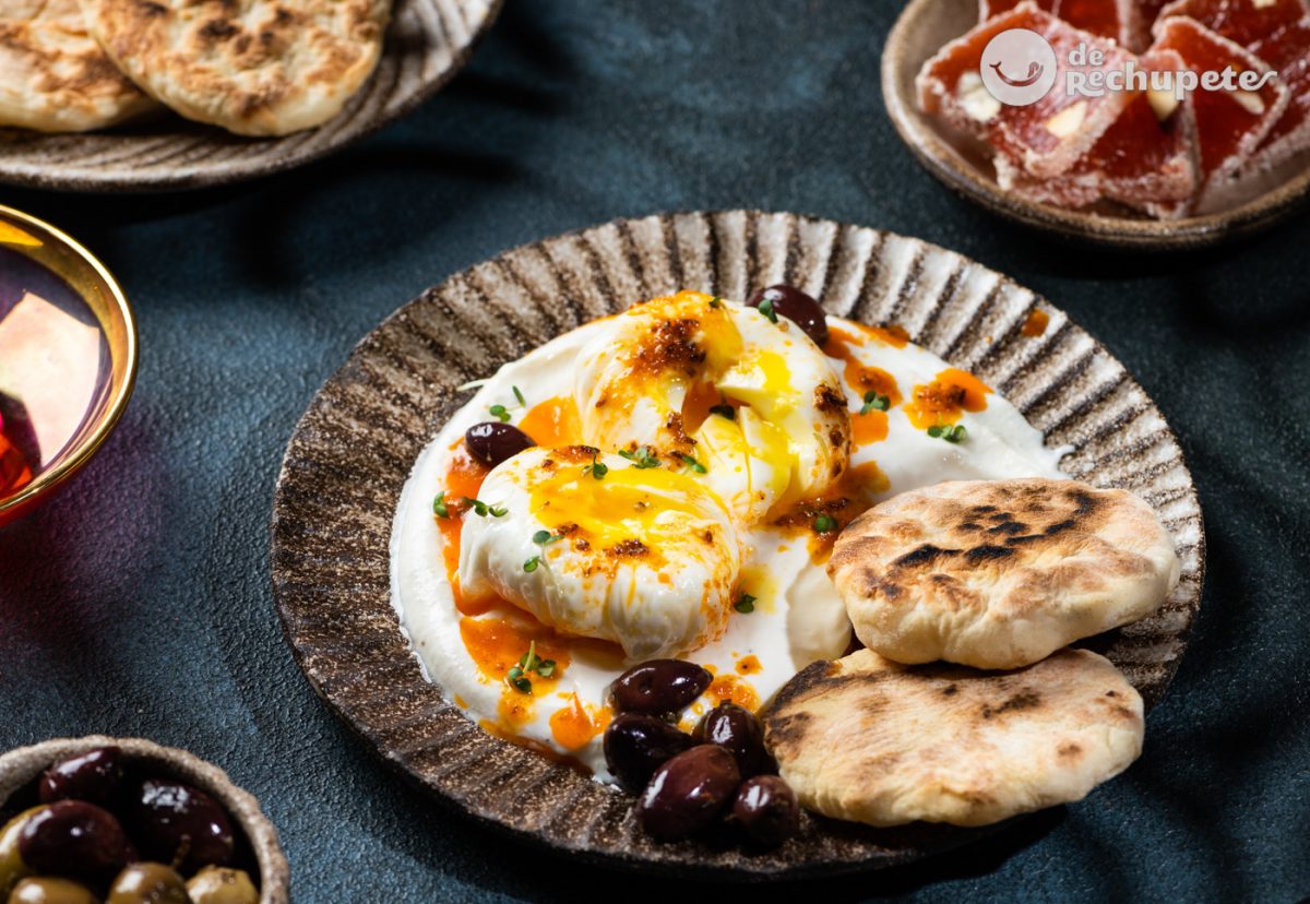 Huevos turcos o çilbir. Receta del desayuno turco paso a paso