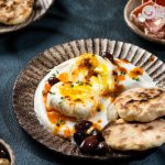 Huevos turcos o çilbir. Receta del desayuno turco paso a paso
