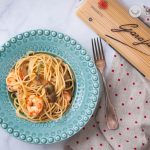 Espaguetis con alcachofas y langostinos. Receta italiana