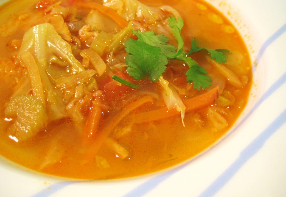 Sopa de verduras en juliana. Sopa tradicional fácil