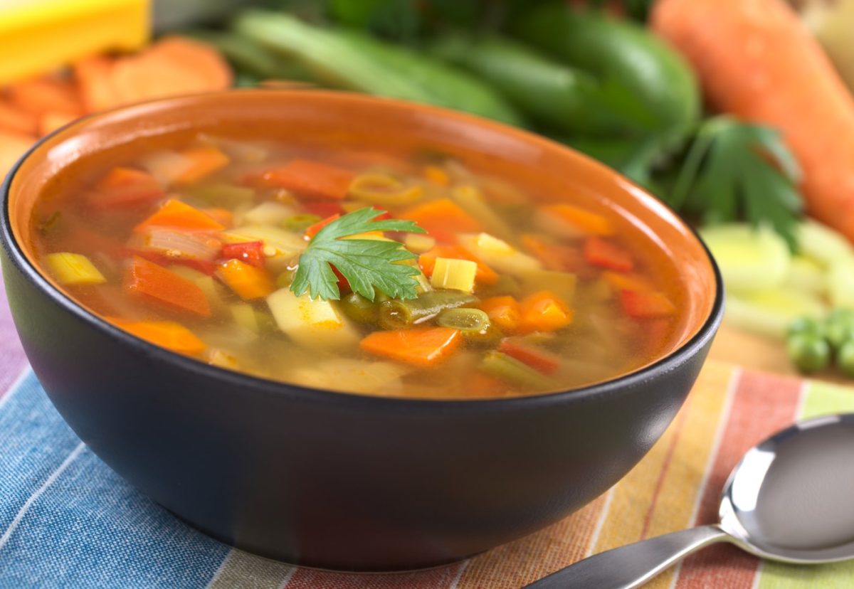 Sopa de verduras en juliana. Sopa tradicional fácil