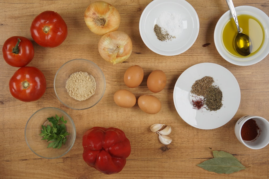 Shakshuka. Huevos con salsa de tomate, receta tradicional de la cocina magrebí
