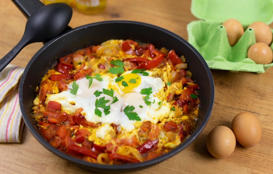 Shakshuka. Huevos con salsa de tomate, receta tradicional de la cocina magrebí