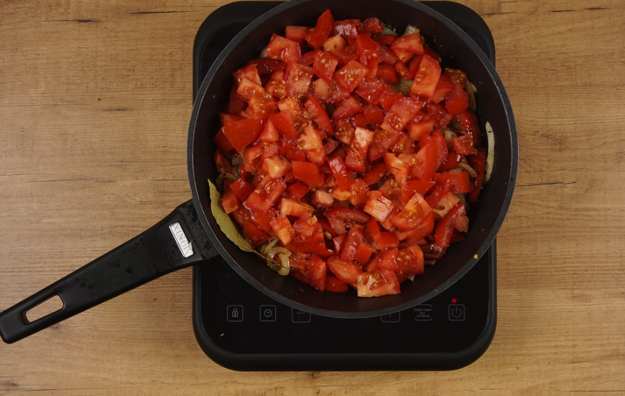 Shakshuka. Huevos con salsa de tomate, receta tradicional de la cocina magrebí