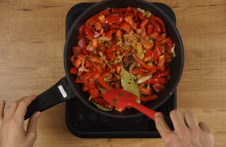Shakshuka. Huevos con salsa de tomate, receta tradicional de la cocina magrebí
