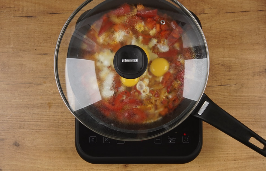 Shakshuka. Huevos con salsa de tomate, receta tradicional de la cocina magrebí