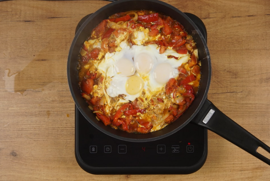 Shakshuka. Huevos con salsa de tomate, receta tradicional de la cocina magrebí