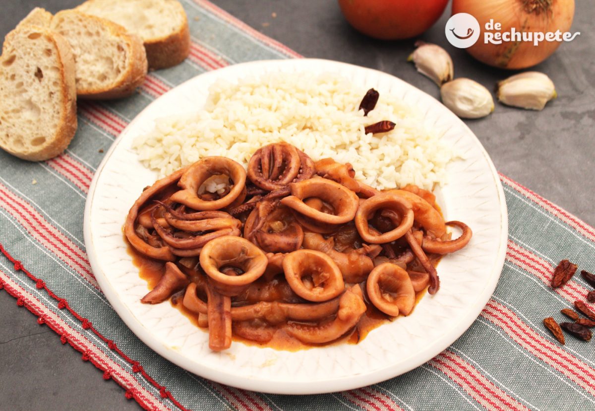 Calamares en salsa americana picante con arroz blanco. Receta paso a paso