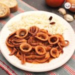 Calamares en salsa americana picante con arroz blanco. Receta paso a paso