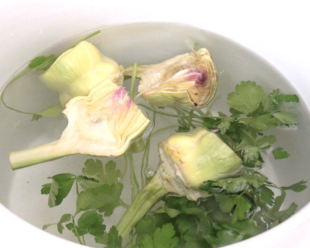 Cómo limpiar alcachofas: dejar en agua con limón o perejil para evitar oxidación