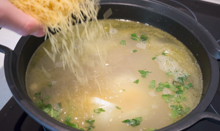 Cómo hacer sopa de picadillo. Sopa de pollo tradicional