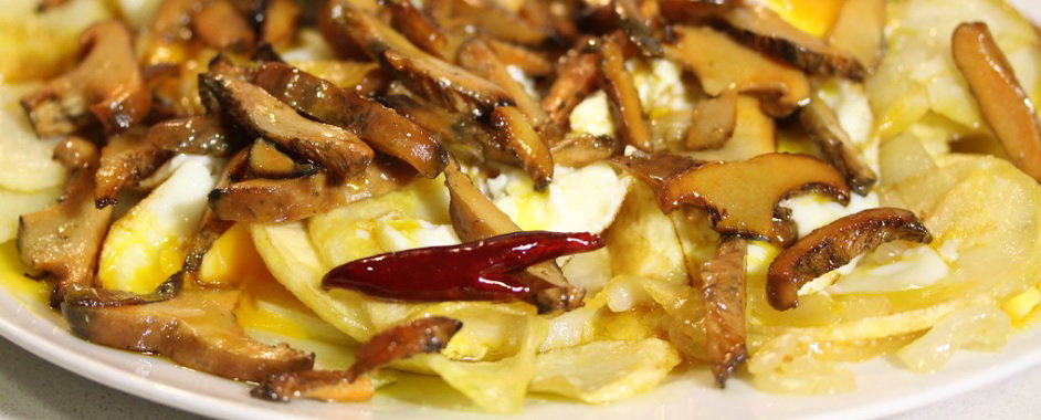 Huevos rotos o estrellados con níscalos o setas