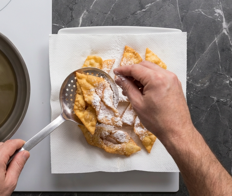Hojuelas fritas. Postre de otoño hecho con harina de castañas
