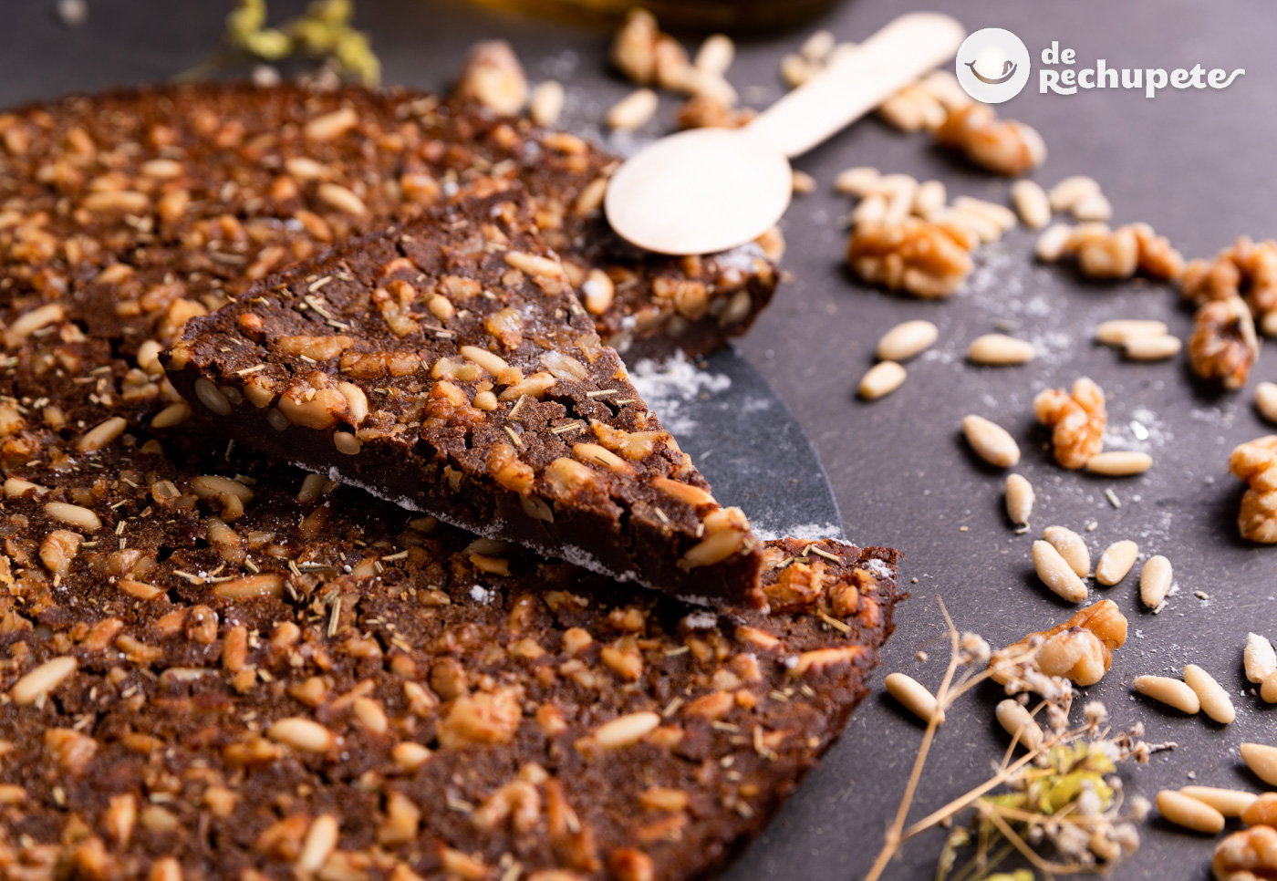 Castagnaccio. Receta tradicional de la tarta italiana de castañas