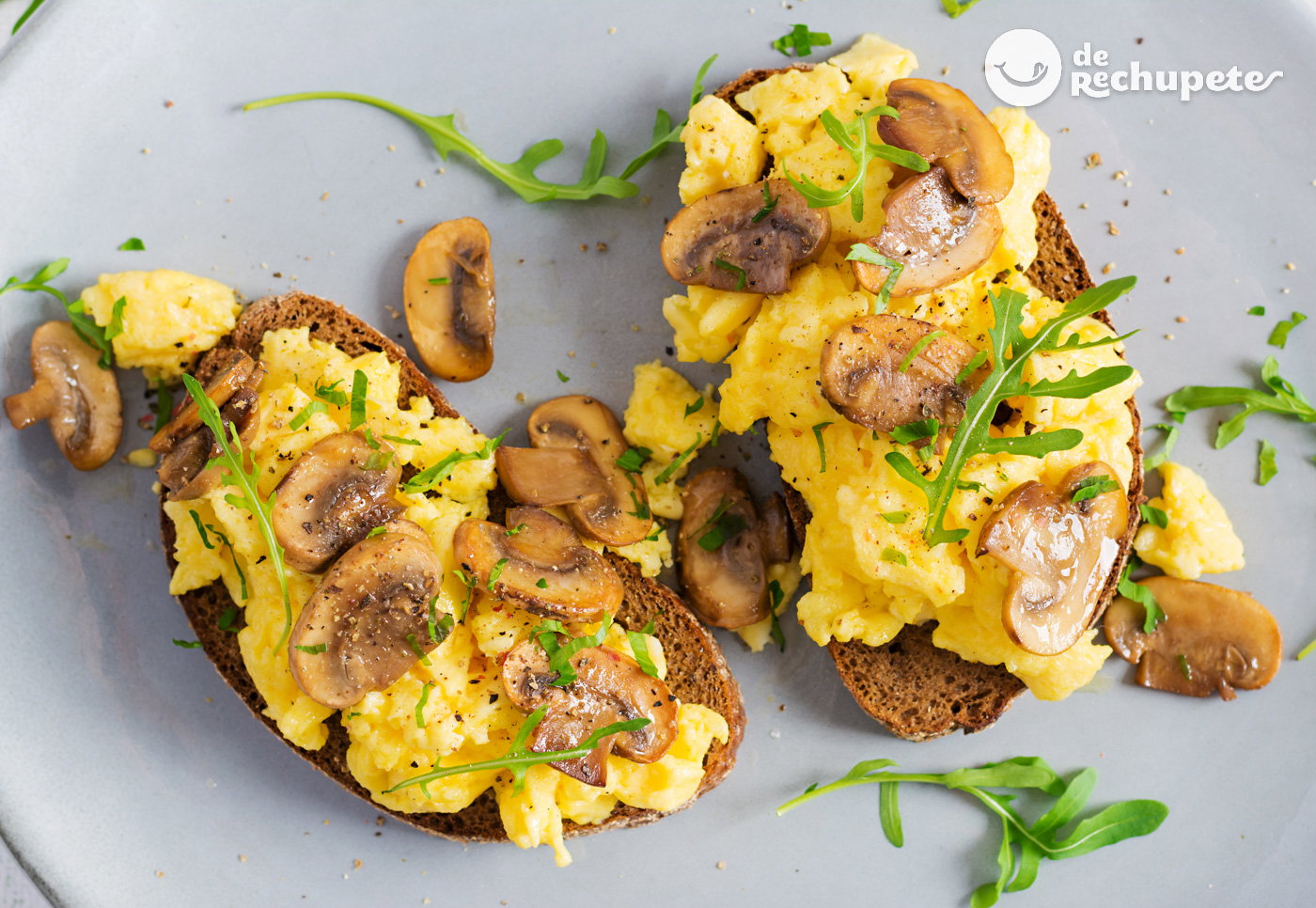 Tosta con huevos y champiñones
