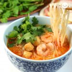 Laksa de curry. Receta malaya de sopa con curry y langostinos