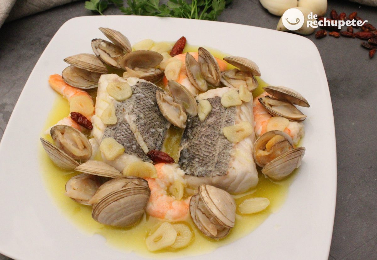 Lomos de merluza al pil pil con almejas y langostinos