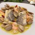Lomos de merluza al pil pil con almejas y langostinos
