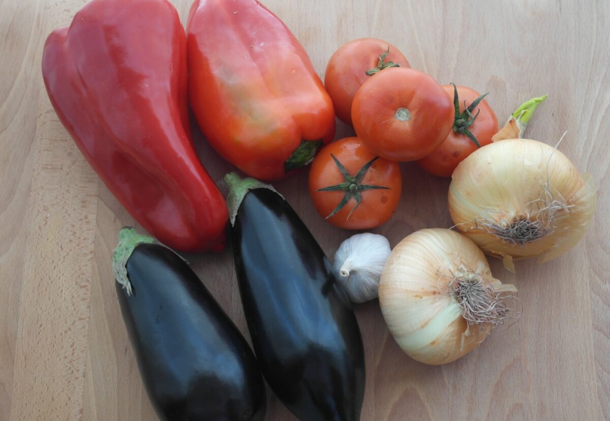 Cómo hacer escalivada de verduras asadas. Receta catalana paso a paso