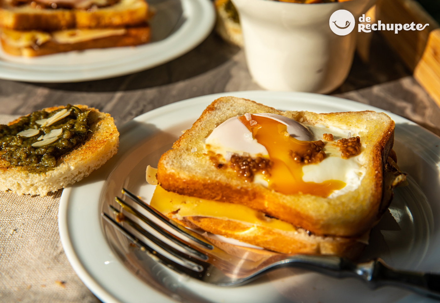 Sándwich de jamón y queso con huevo