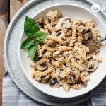 Pasta Fusilli con salsa cremosa de champiñones
