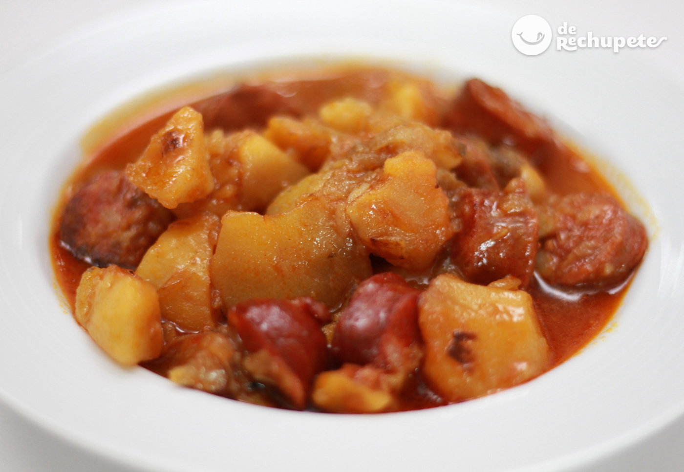 Patatas a la riojana. receta tradicional de patatas con chorizo