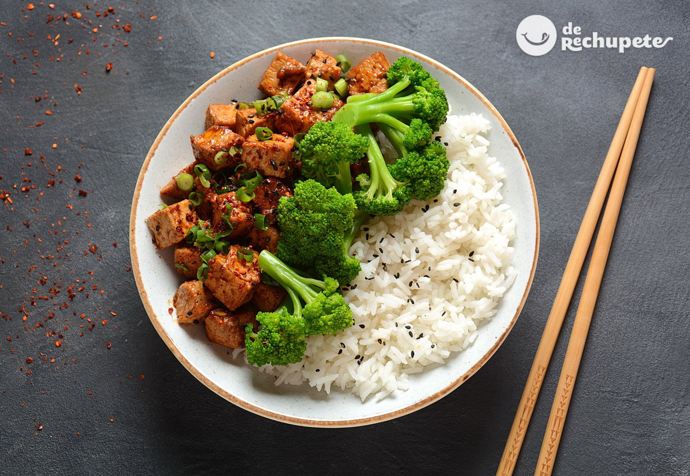 Tofu salteado con arroz y brócoli