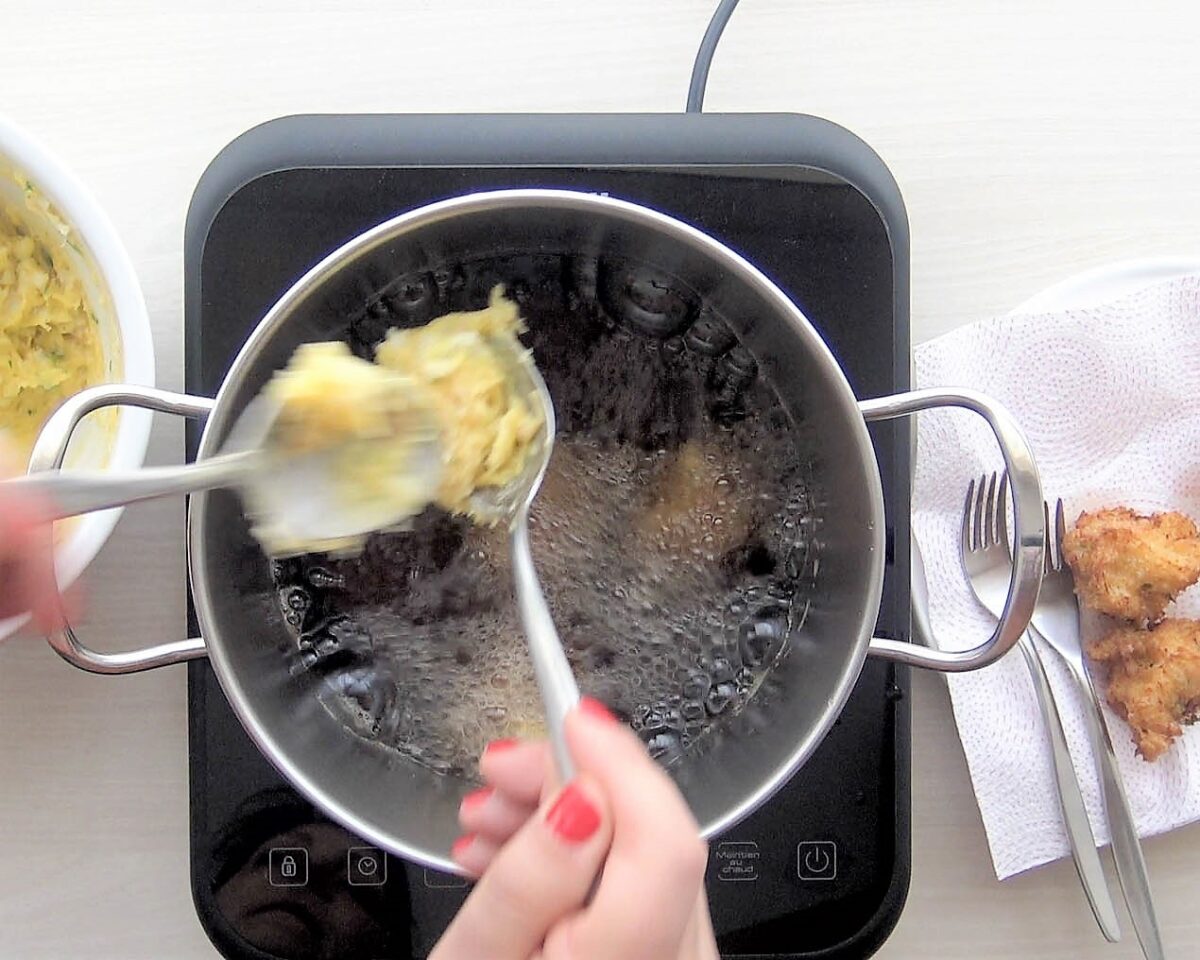 Buñuelos de bacalao caseros. Receta tradicional de Semana Santa