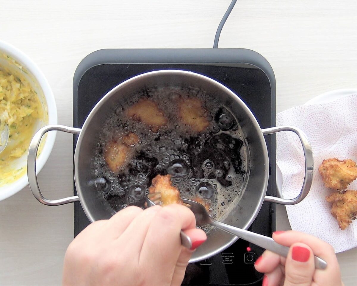 Buñuelos de bacalao caseros. Receta tradicional de Semana Santa
