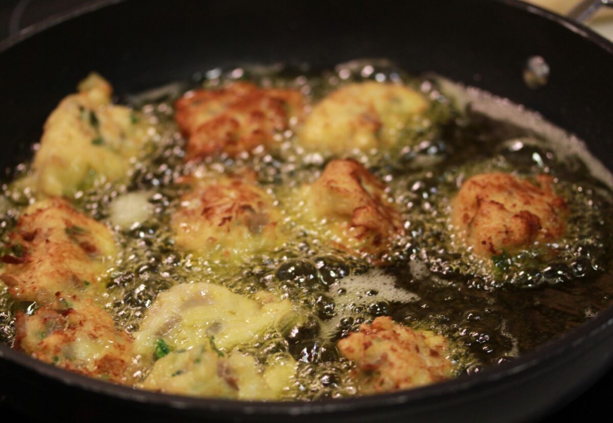 Buñuelos de bacalao caseros. Receta tradicional de Semana Santa