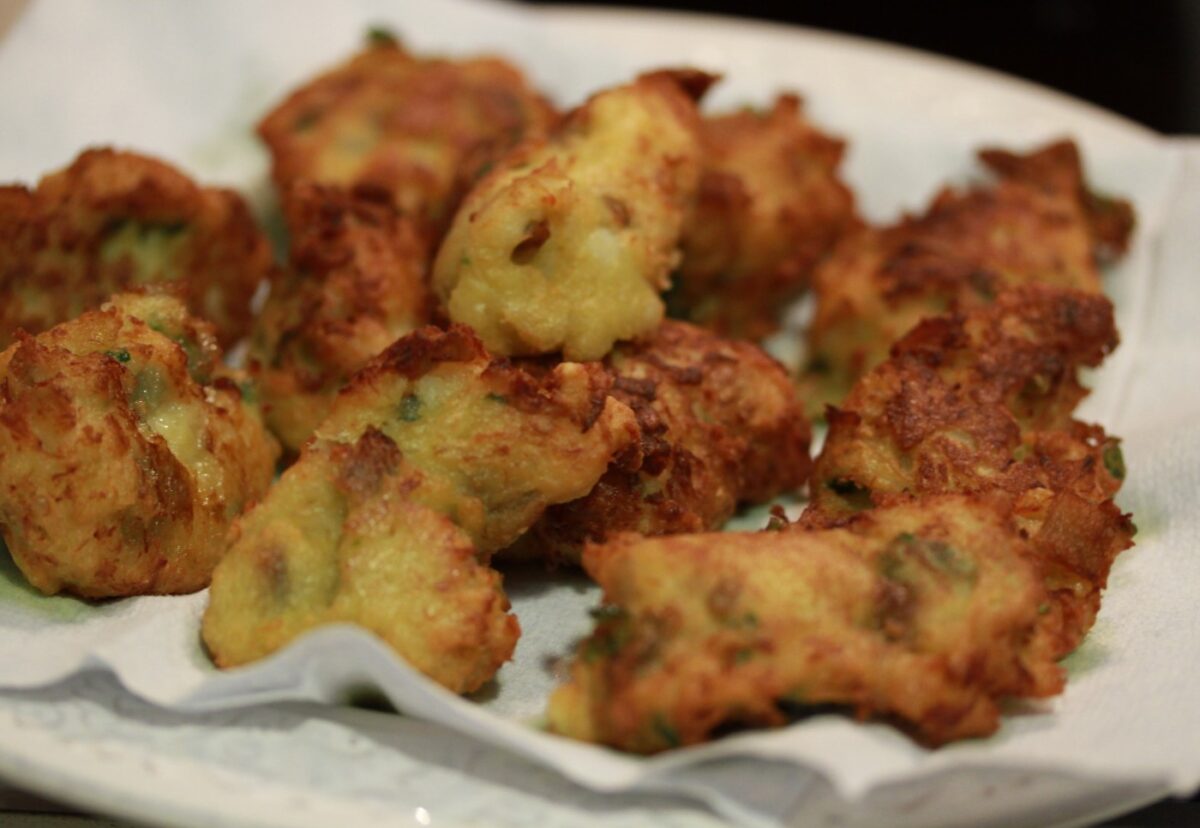 Buñuelos de bacalao caseros. Receta tradicional de Semana Santa