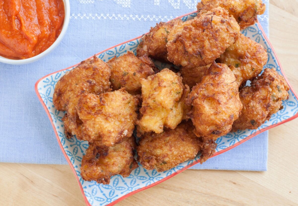 Buñuelos de bacalao caseros. Receta tradicional de Semana Santa