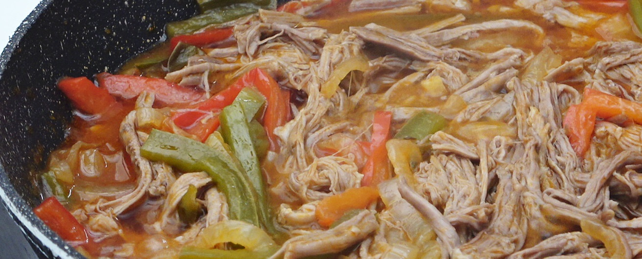 Cómo hacer una ropa vieja cubana con guarnición de arroz blanco