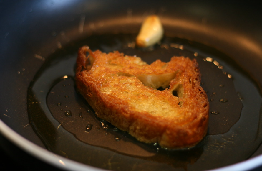 Garbanzos con bacalao: freír el pan hasta dorarlo