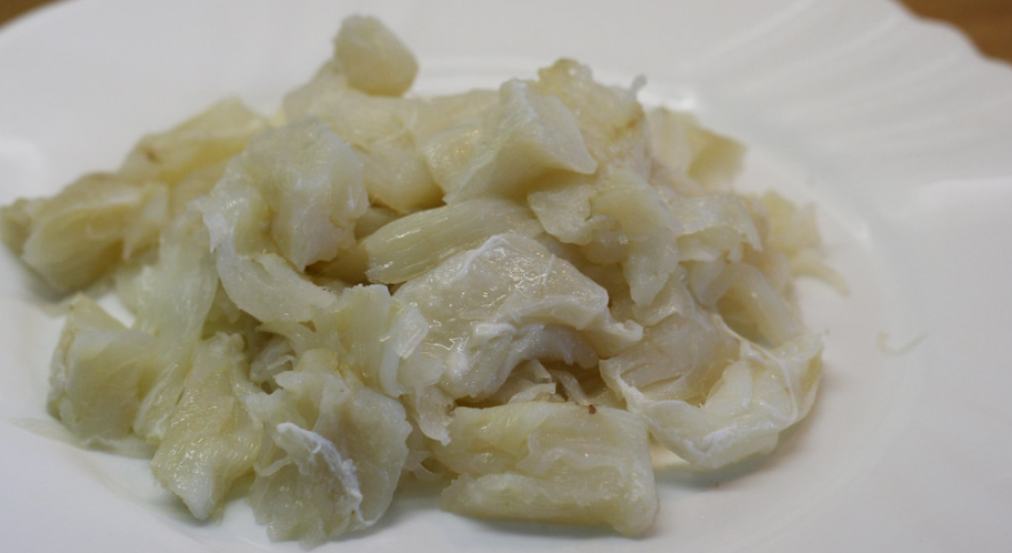 Garbanzos con bacalao: desmigar el bacalao