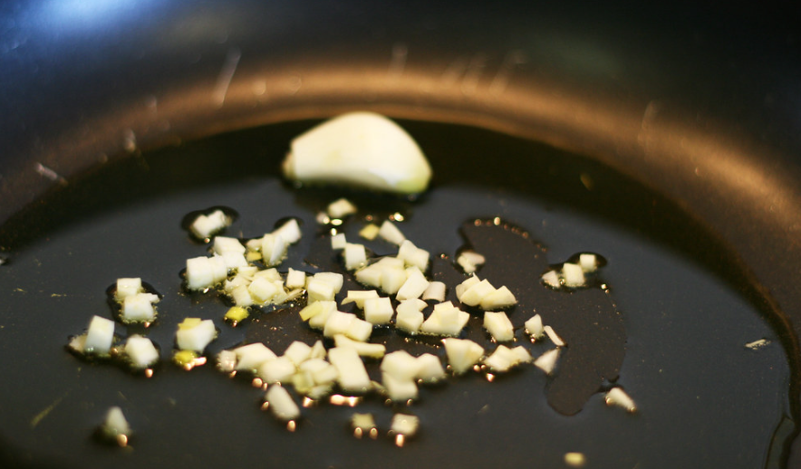 Garbanzos con bacalao: sofreír el diente de ajo