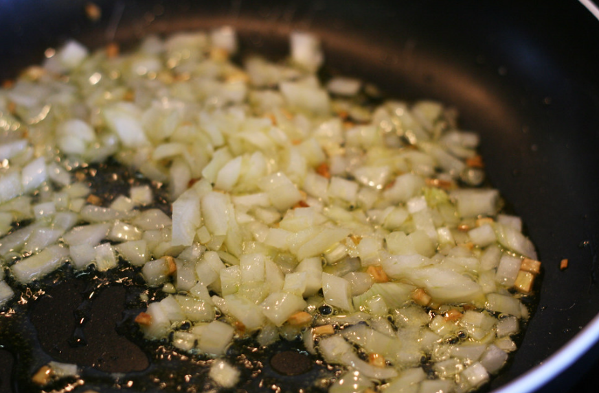 Garbanzos con bacalao: sofreír la cebolla