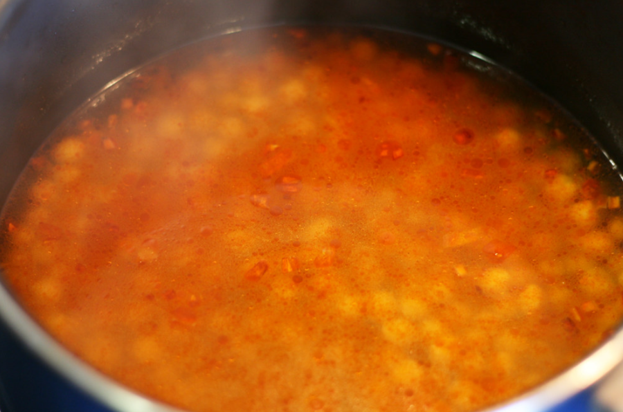 Garbanzos con bacalao: añadir los garbanzos y el caldo