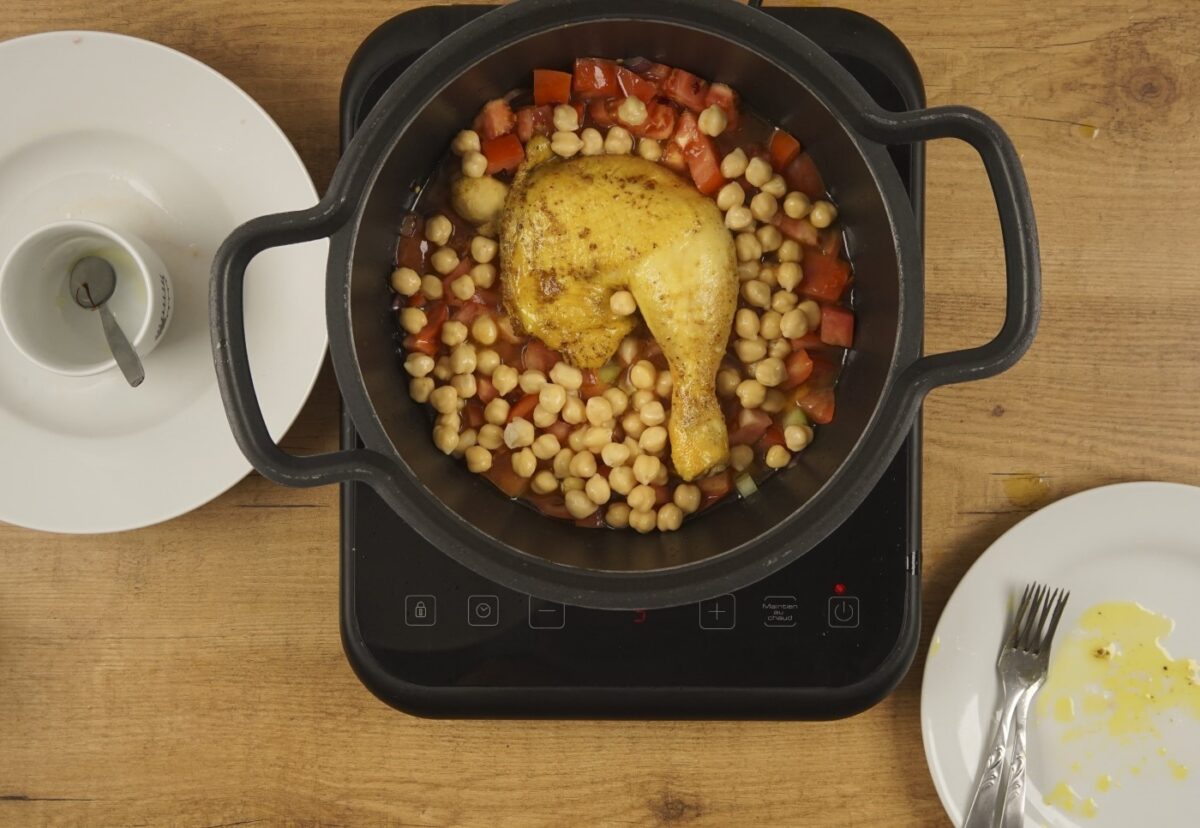 Harira. Sopa de legumbres, carne y tomate. Receta marroquí tradicional