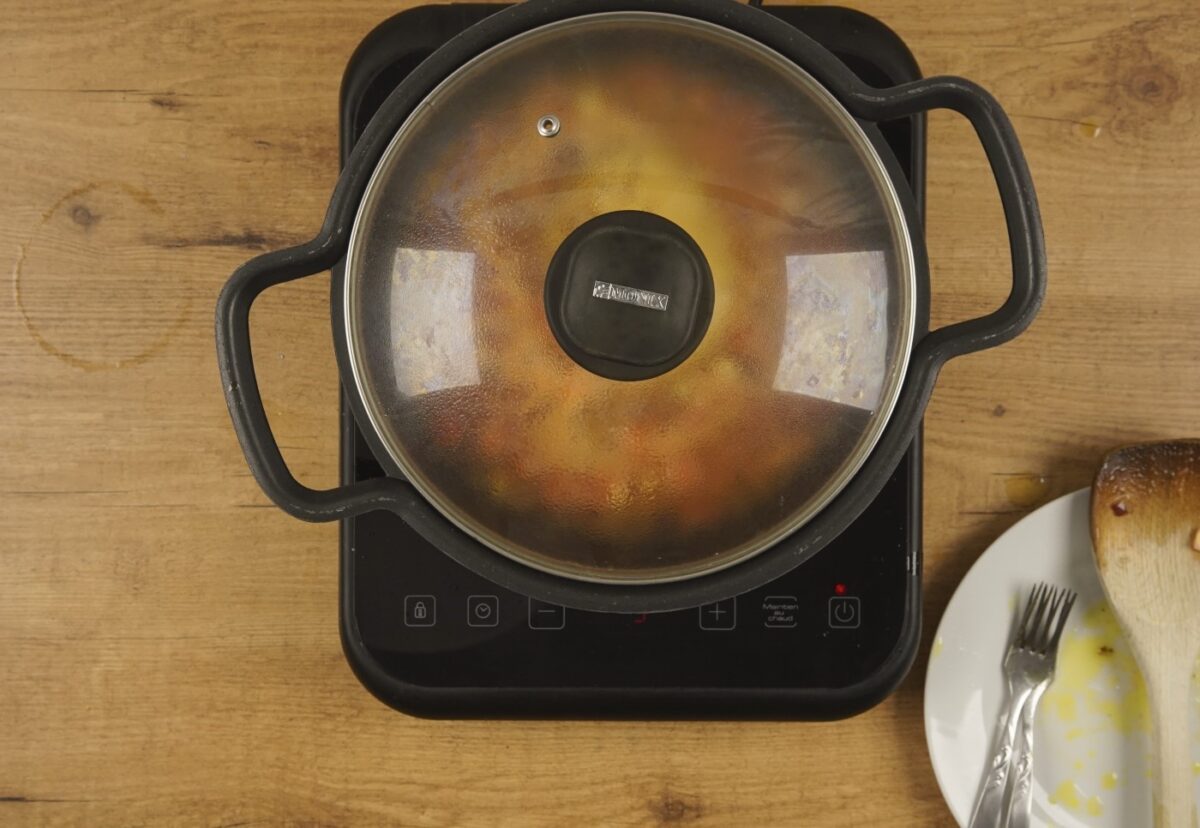 Harira. Sopa de legumbres, carne y tomate. Receta marroquí tradicional