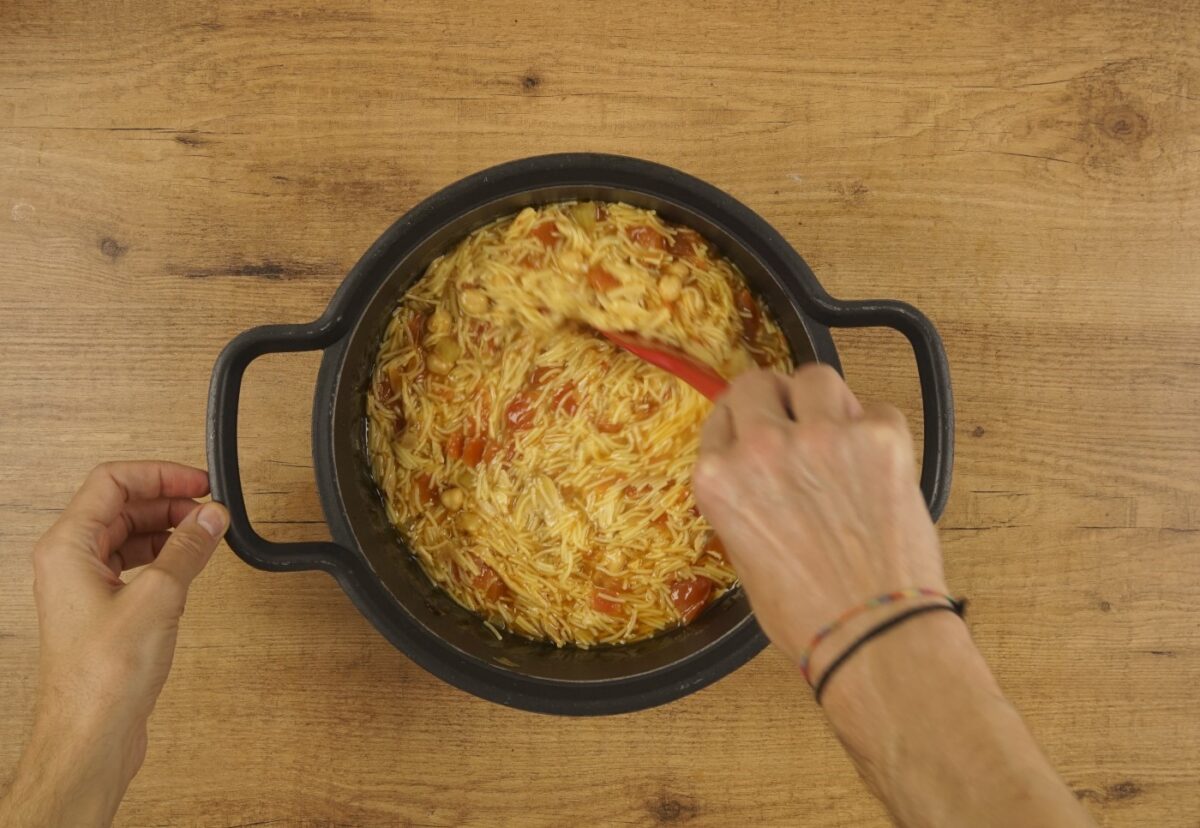 Harira. Sopa de legumbres, carne y tomate. Receta marroquí tradicional