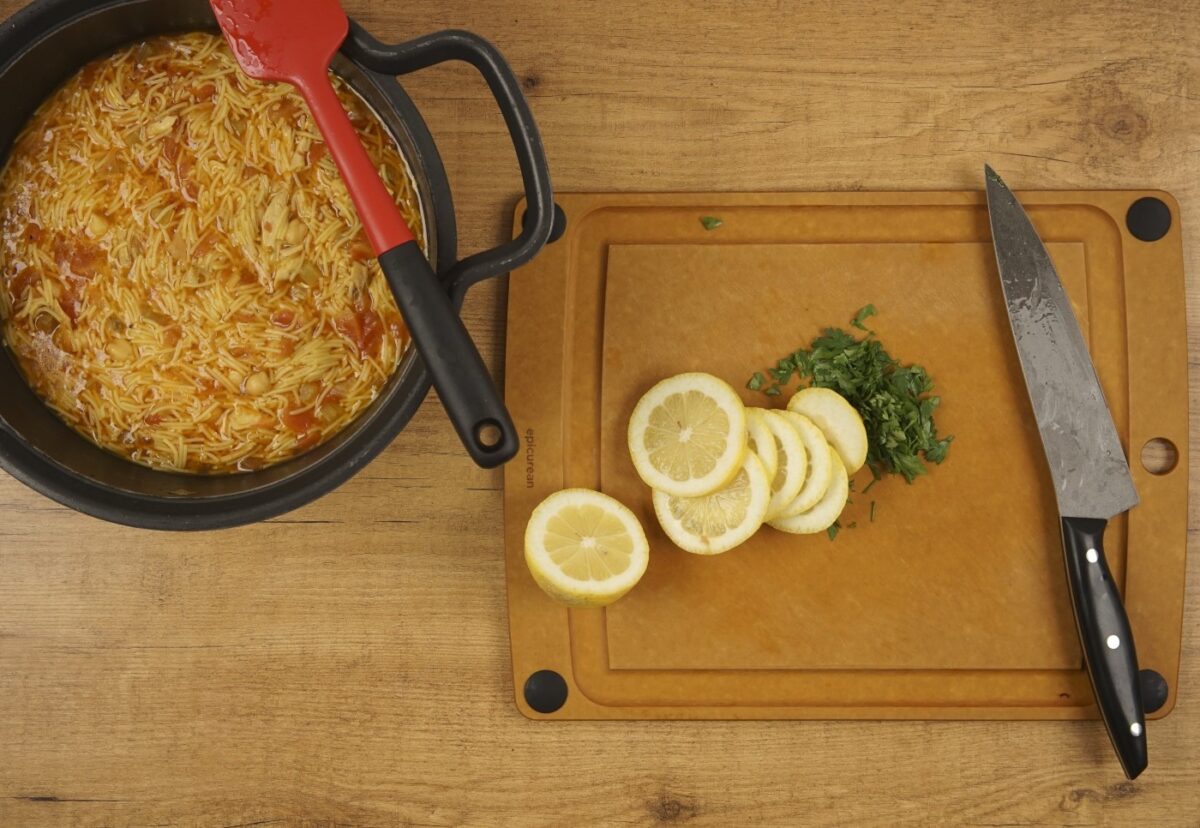 Harira. Sopa de legumbres, carne y tomate. Receta marroquí tradicional