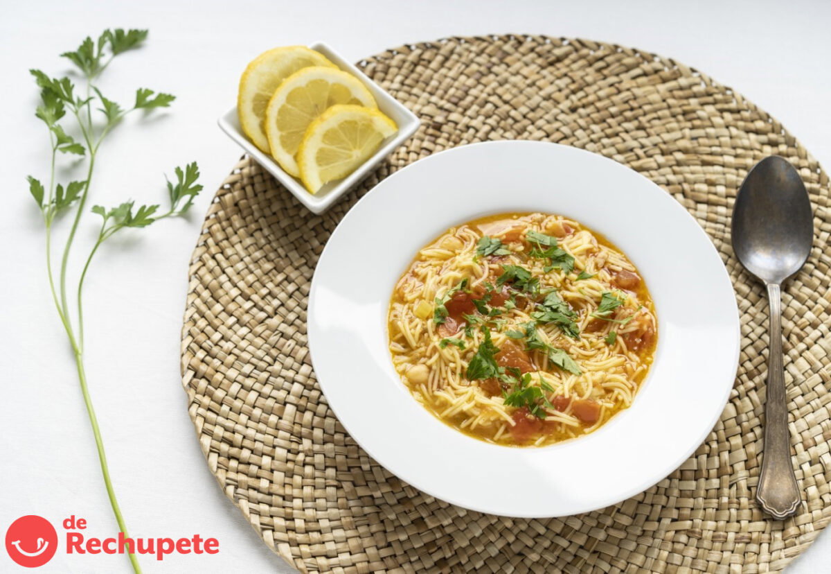 Harira. Sopa de legumbres, carne y tomate. Receta marroquí tradicional