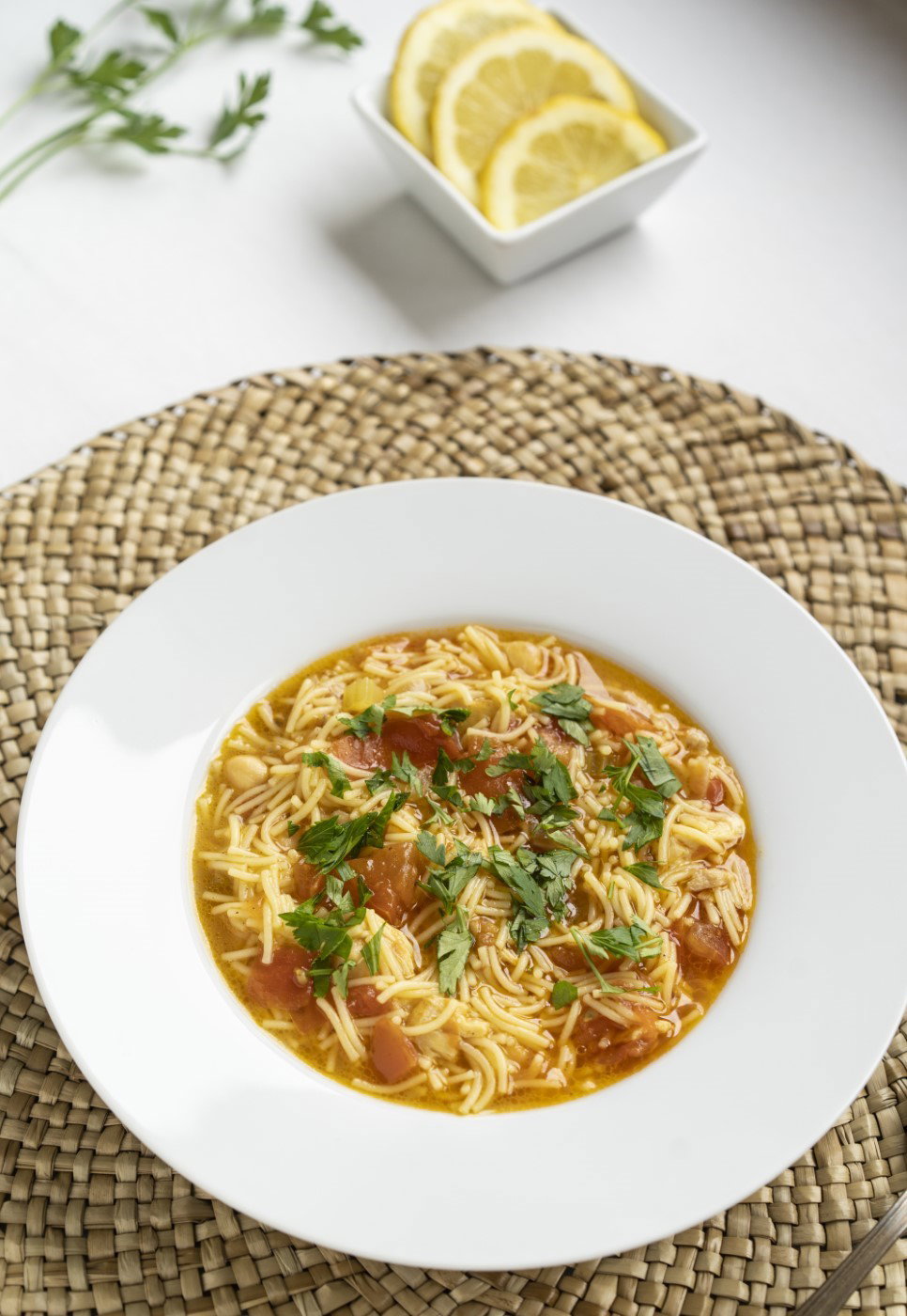 Harira. Sopa de legumbres, carne y tomate. Receta marroquí tradicional