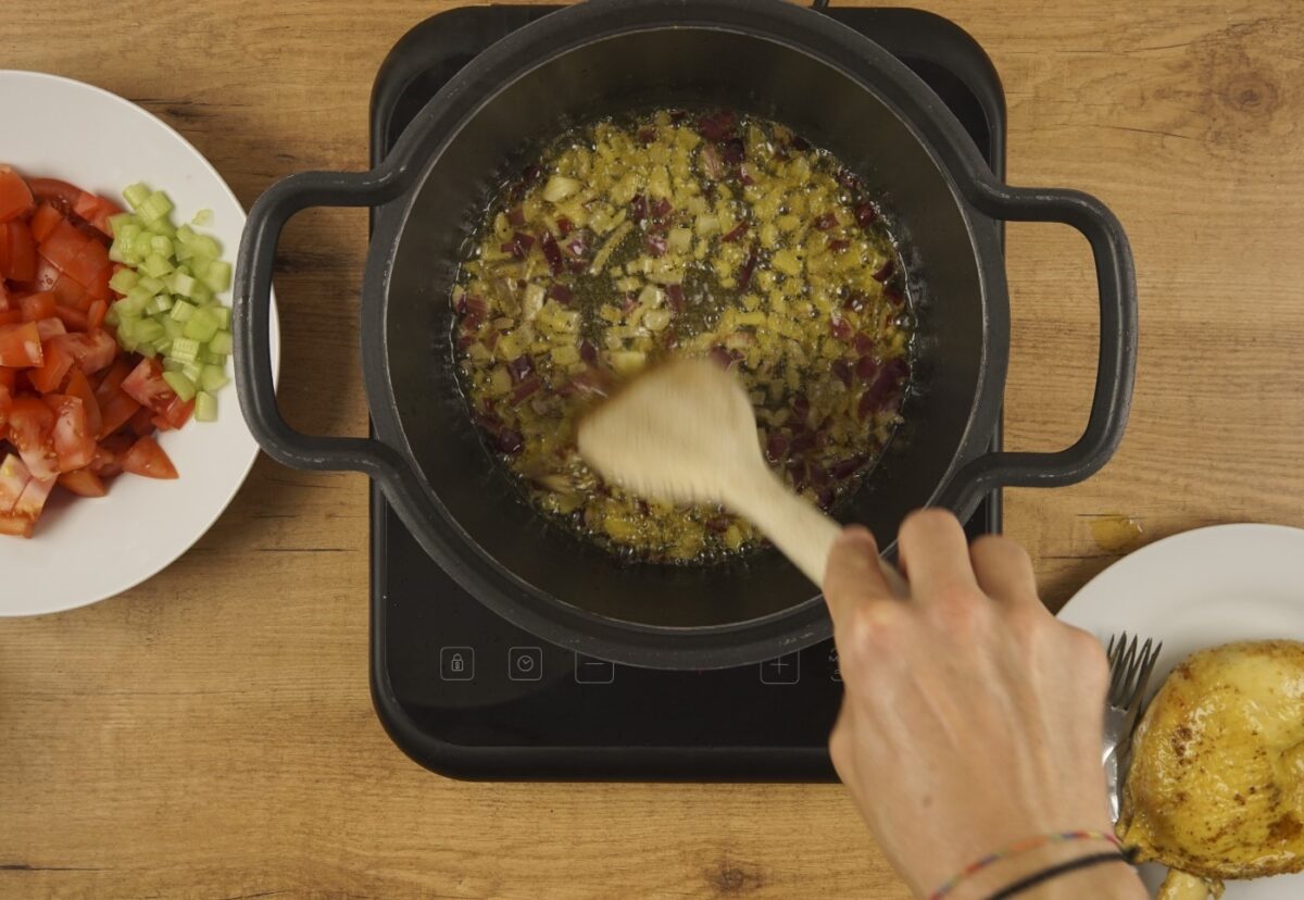 Harira. Sopa de legumbres, carne y tomate. Receta marroquí tradicional