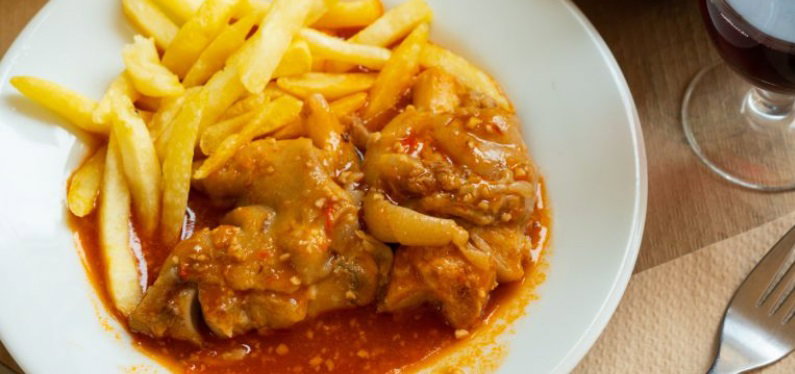 Manitas de cerdo en salsa. Receta de la abuela paso a paso