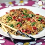 Tallarines salteados con verduras y bacon