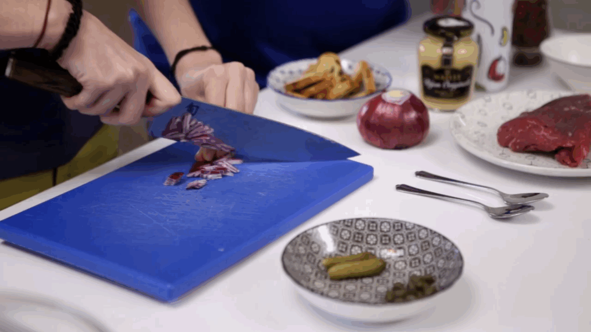 Cómo hacer un Steak Tartar de ternera: cortar la cebolla, pepinillo y alcaparras muy finito