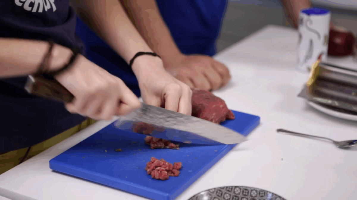 Cómo hacer un Steak Tartar de ternera: cortar la carne en trozos pequeños